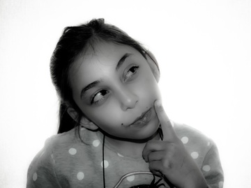 niña pensando
