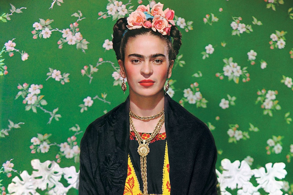 Representación de una mujer que mira de frente al espectador. Lleva el cabello recogid y adornado con flores. El fondo es de color verde con flores blancas.