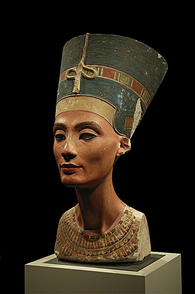Escultura egipcia de busto de una mujer. 