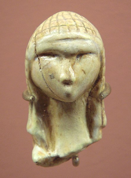 Escultura del rostro de una mujer