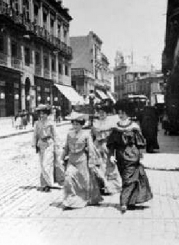 Mujeres por la calle Sarandí