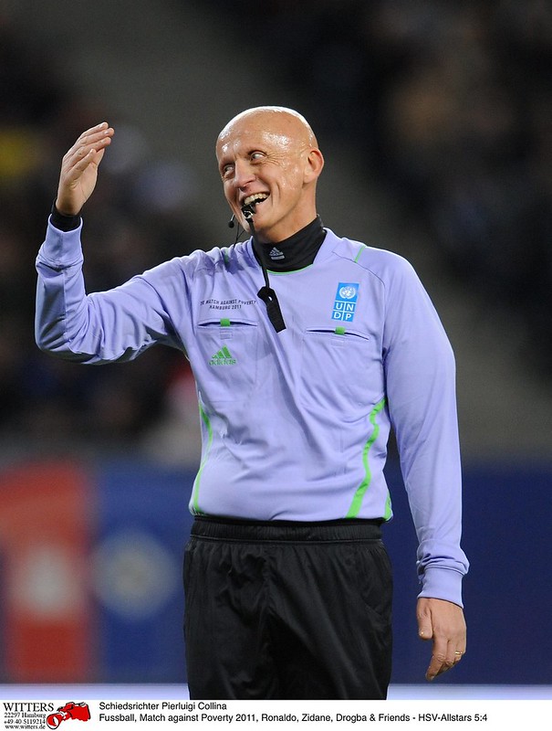 Pier Luigi Collina sonrriendo mientras dirige una partido benéfico