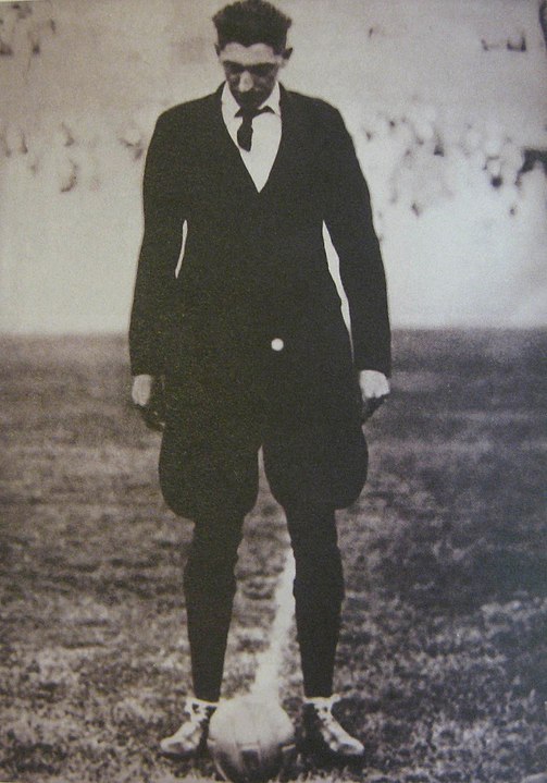 Foto en blanco y negro del histórico árbitro de fútbol en el centro del campo