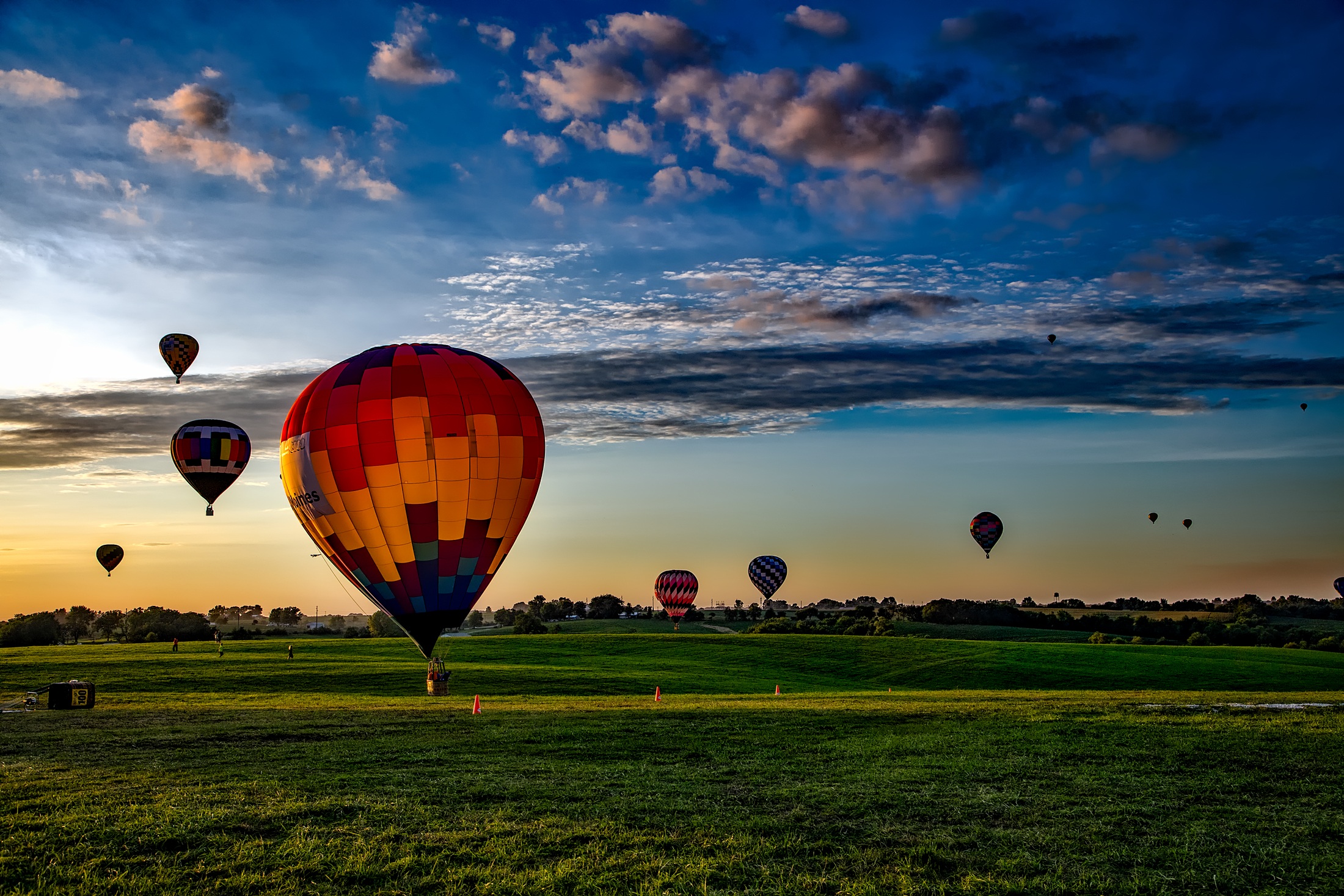 <img src="https://c.pxhere.com/photos/18/f6/adventure_air_aircraft_balloon_clouds_colorful_colourful_dawn-941978.jpg!d" srcset="https://c.pxhere.com/photos/18/f6/adventure_air_aircraft_balloon_clouds_colorful_colourful_dawn-941978.jpg!d" alt="paisaje, césped, horizonte, nube, cielo, sol, amanecer, puesta de sol, campo, aire, Mañana, redondo, globo, globo aerostático, aventuras, amanecer, atmósfera, volador, verano, viajar, aeronave, oscuridad, transporte, noche, rural, reflexión, vehículo, vistoso, vuelo, libertad, vistoso, ocio, juguete, al aire libre, Nubes, divertido, recreo de día, quitarse, paseos en globo, globos aerostáticos, Atmósfera de tierra, Fotos gratis In PxHere">