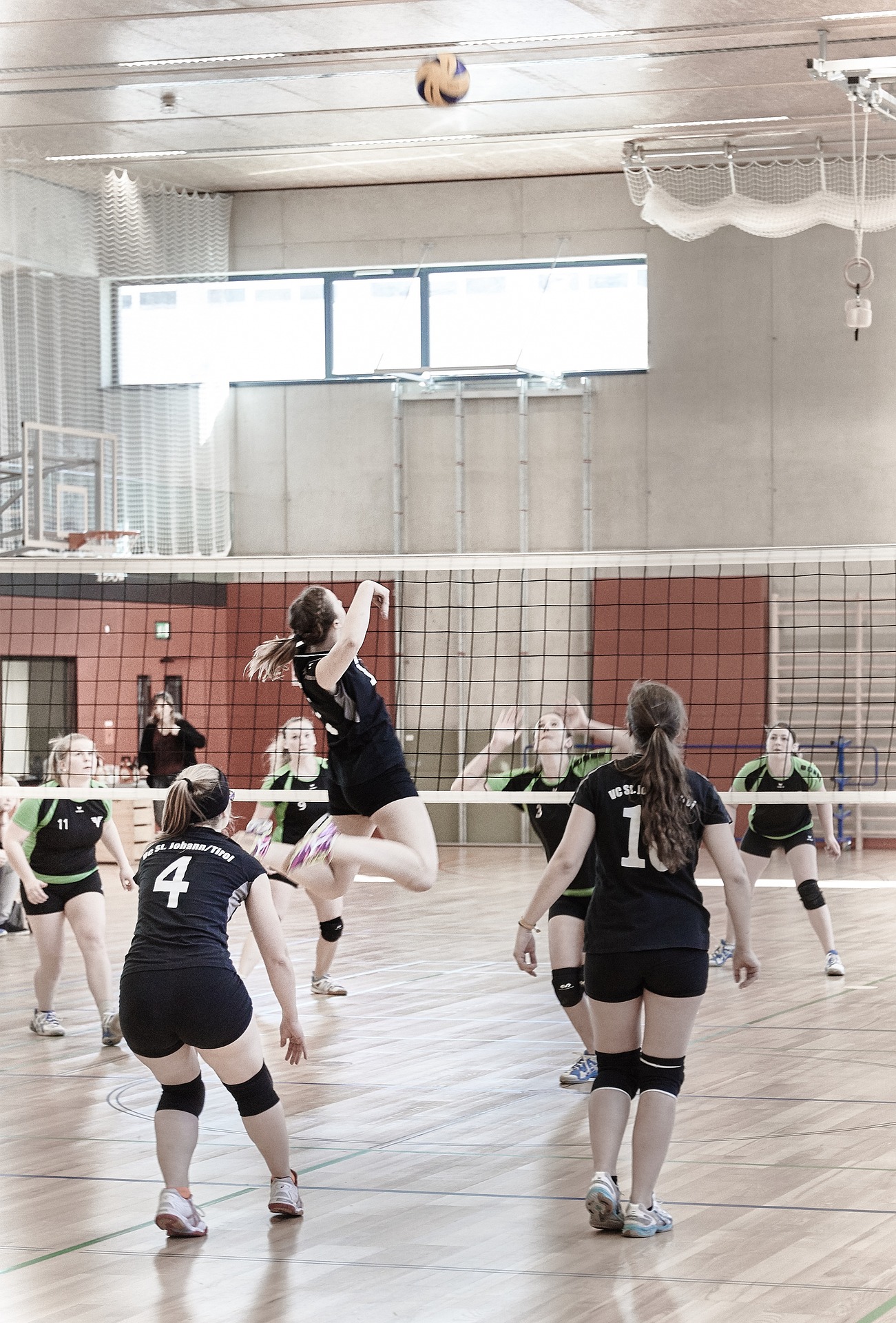 Vóleibol sala con doble bloque sobre el pegador